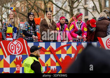 Rosenmontagsumzug in Mainz am 16.02.2026 Auch dieses Jahr präsentiert sich der 1.FSV Mainz 05 e.V. auf dem Wagen präsentiert sich ein Großteil der Frauenmannschaft, die in der 2. Bundesliga kickt von den Profis der Herren befinden sich Armindo Sieb 1. FSV Mainz 05, 11 Lasse Riess 1. FSV Mainz 05, 1 Nelson Weiper 1. FSV Mainz 05, 44 Fabio Moreno Fell 1. FSV Mainz 05, 36 sowie Niklas Tauer auf dem Wagen. Auch dabei die beiden ehemaligen Spieler Dimo Wache Markenbotschafter, Elkin Soto sowie Christof Babatz Co-Trainer der U23 Impressionen vom Rosenmontagsumzug in der Mainzer Innenstadt, Aktuelles Stock Photo