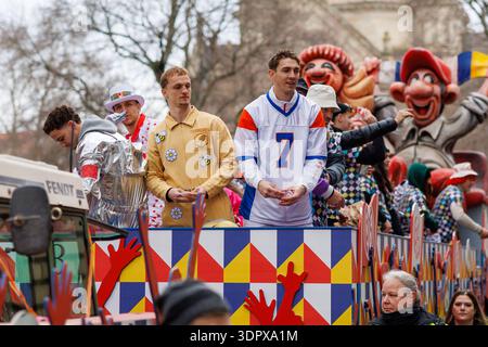 Rosenmontagsumzug in Mainz am 16.02.2026 Auch dieses Jahr präsentiert sich der 1.FSV Mainz 05 e.V. auf dem Wagen präsentiert sich ein Großteil der Frauenmannschaft, die in der 2. Bundesliga kickt von den Profis der Herren befinden sich Armindo Sieb 1. FSV Mainz 05, 11 Lasse Riess 1. FSV Mainz 05, 1 Nelson Weiper 1. FSV Mainz 05, 44 Fabio Moreno Fell 1. FSV Mainz 05, 36 sowie Niklas Tauer auf dem Wagen. Auch dabei die beiden ehemaligen Spieler Dimo Wache Markenbotschafter, Elkin Soto sowie Christof Babatz Co-Trainer der U23 Impressionen vom Rosenmontagsumzug in der Mainzer Innenstadt, Aktuelles Stock Photo