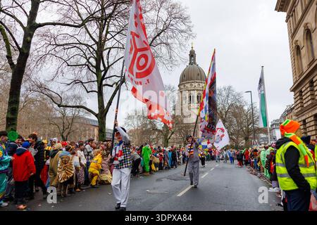Rosenmontagsumzug in Mainz am 16.02.2026 Auch dieses Jahr präsentiert sich der 1.FSV Mainz 05 e.V. auf dem Wagen präsentiert sich ein Großteil der Frauenmannschaft, die in der 2. Bundesliga kickt von den Profis der Herren befinden sich Armindo Sieb 1. FSV Mainz 05, 11 Lasse Riess 1. FSV Mainz 05, 1 Nelson Weiper 1. FSV Mainz 05, 44 Fabio Moreno Fell 1. FSV Mainz 05, 36 sowie Niklas Tauer auf dem Wagen. Auch dabei die beiden ehemaligen Spieler Dimo Wache Markenbotschafter, Elkin Soto sowie Christof Babatz Co-Trainer der U23 Impressionen vom Rosenmontagsumzug in der Mainzer Innenstadt, Aktuelles Stock Photo