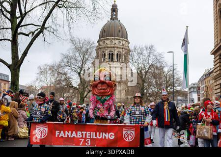 Rosenmontagsumzug in Mainz am 16.02.2026 Auch dieses Jahr präsentiert sich der 1.FSV Mainz 05 e.V. auf dem Wagen präsentiert sich ein Großteil der Frauenmannschaft, die in der 2. Bundesliga kickt von den Profis der Herren befinden sich Armindo Sieb 1. FSV Mainz 05, 11 Lasse Riess 1. FSV Mainz 05, 1 Nelson Weiper 1. FSV Mainz 05, 44 Fabio Moreno Fell 1. FSV Mainz 05, 36 sowie Niklas Tauer auf dem Wagen. Auch dabei die beiden ehemaligen Spieler Dimo Wache Markenbotschafter, Elkin Soto sowie Christof Babatz Co-Trainer der U23 Impressionen vom Rosenmontagsumzug in der Mainzer Innenstadt, Aktuelles Stock Photo