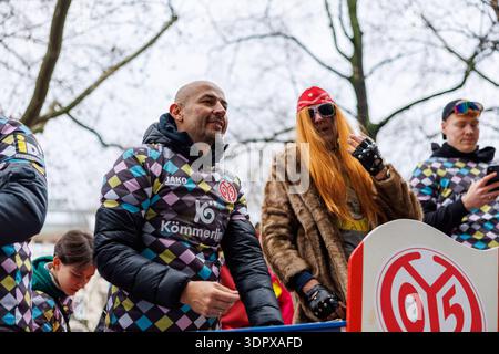 Rosenmontagsumzug in Mainz am 16.02.2026 Auch dieses Jahr präsentiert sich der 1.FSV Mainz 05 e.V. auf dem Wagen präsentiert sich ein Großteil der Frauenmannschaft, die in der 2. Bundesliga kickt von den Profis der Herren befinden sich Armindo Sieb 1. FSV Mainz 05, 11 Lasse Riess 1. FSV Mainz 05, 1 Nelson Weiper 1. FSV Mainz 05, 44 Fabio Moreno Fell 1. FSV Mainz 05, 36 sowie Niklas Tauer auf dem Wagen. Auch dabei die beiden ehemaligen Spieler Dimo Wache Markenbotschafter, Elkin Soto sowie Christof Babatz Co-Trainer der U23 Impressionen vom Rosenmontagsumzug in der Mainzer Innenstadt, Aktuelles Stock Photo