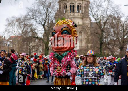 Rosenmontagsumzug in Mainz am 16.02.2026 Auch dieses Jahr präsentiert sich der 1.FSV Mainz 05 e.V. auf dem Wagen präsentiert sich ein Großteil der Frauenmannschaft, die in der 2. Bundesliga kickt von den Profis der Herren befinden sich Armindo Sieb 1. FSV Mainz 05, 11 Lasse Riess 1. FSV Mainz 05, 1 Nelson Weiper 1. FSV Mainz 05, 44 Fabio Moreno Fell 1. FSV Mainz 05, 36 sowie Niklas Tauer auf dem Wagen. Auch dabei die beiden ehemaligen Spieler Dimo Wache Markenbotschafter, Elkin Soto sowie Christof Babatz Co-Trainer der U23 Impressionen vom Rosenmontagsumzug in der Mainzer Innenstadt, Aktuelles Stock Photo