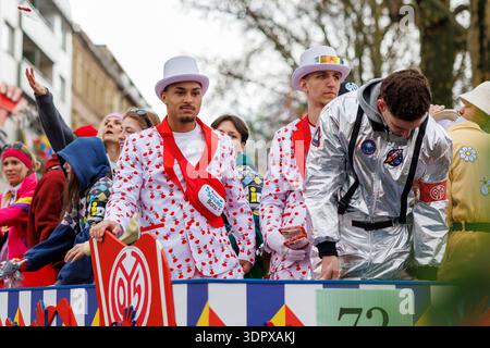 Rosenmontagsumzug in Mainz am 16.02.2026 Auch dieses Jahr präsentiert sich der 1.FSV Mainz 05 e.V. auf dem Wagen präsentiert sich ein Großteil der Frauenmannschaft, die in der 2. Bundesliga kickt von den Profis der Herren befinden sich Armindo Sieb 1. FSV Mainz 05, 11 Lasse Riess 1. FSV Mainz 05, 1 Nelson Weiper 1. FSV Mainz 05, 44 Fabio Moreno Fell 1. FSV Mainz 05, 36 sowie Niklas Tauer auf dem Wagen. Auch dabei die beiden ehemaligen Spieler Dimo Wache Markenbotschafter, Elkin Soto sowie Christof Babatz Co-Trainer der U23 Impressionen vom Rosenmontagsumzug in der Mainzer Innenstadt, Aktuelles Stock Photo