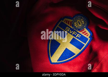 Drapeau national de la suède sur l'illustration 3d du ballon de football | Photo Premium