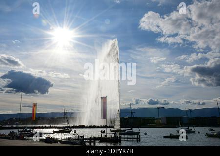 Jet d’Eau fountain on Lake Geneva with sailboats under dramatic sunburst sky, Geneva, Switzerland, Europe Stock Photo