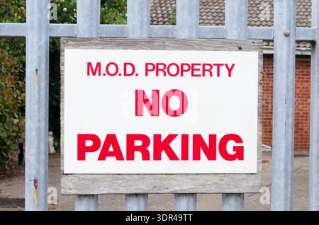 warning ministry of defence property keep out MOD sign notice British government and do not park uk Stock Photo