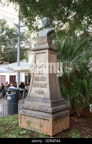 statue of ireneo gonzalez in plaza de ireneo gonzalez santa cruz de tenerife canary islands spain Stock Photo