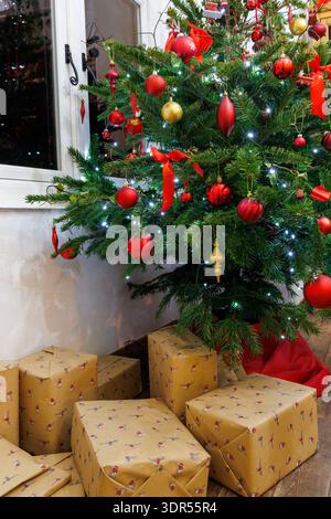 Christmas tree with boxes of presents and gifts underneath Stock Photo