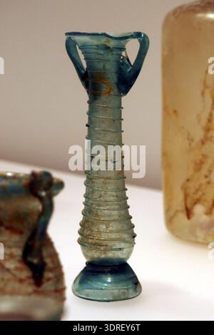 Photograph of a 4th-century kohl container, inventory 001329, showing ...