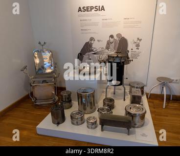 Zafra, Spain 8 Oct 23: Exhibit on asepsis with sterilization containers and surgical equipment at the Medical Museum of Extremadura, Spain. Stock Photo