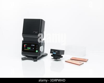 iT32 iFlash camera flash with X5 TTL wireless trigger, magnetic filters and diffuser isolated on white background Stock Photo