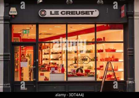 LONDON - 15 DECEMBER 2025: Hampstead High Street NW3 – Le Creuset Store Exterior, Colorful Cookware Display Stock Photo