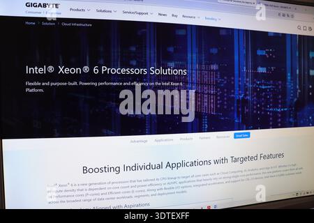 Web page displaying information about processors. Technology news featuring hardware solutions for cloud infrastructure and data centers. Stock Photo