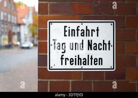 Sign with the German inscription Einfahrt Tag und Nacht freihalten. Translation: Keep entrance clear day and night Stock Photo