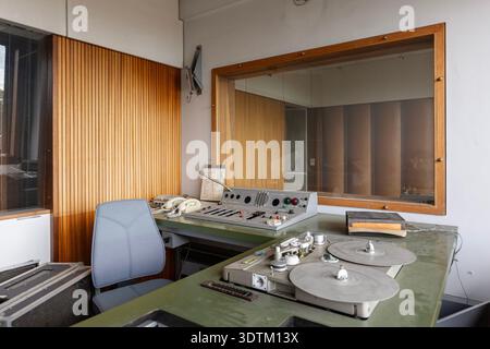 Retro broadcast control room with reel‑to‑reel recorder in VRT/RTBF-TV station, Wavre, Belgium Stock Photo