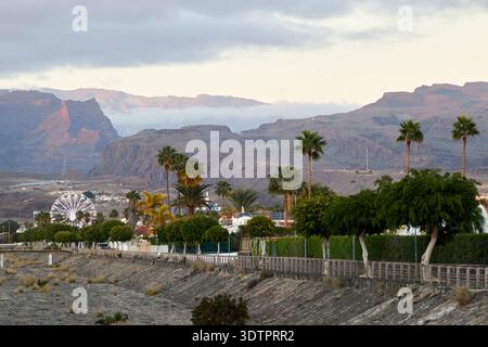 view of the sunset light on the mountains overlooking maspalomas gran canaria, canary islands, spain Stock Photo
