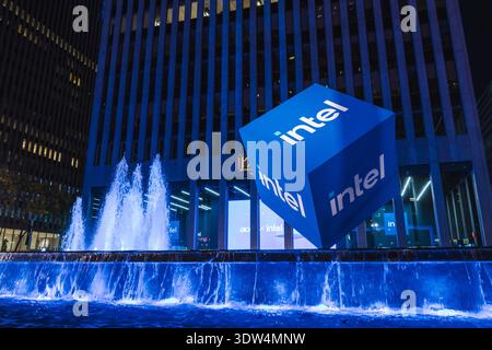 New-York, USA, 1 november 2025: Intel cube installation at 1251 Avenue of the Americas in Midtown Manhattan Stock Photo
