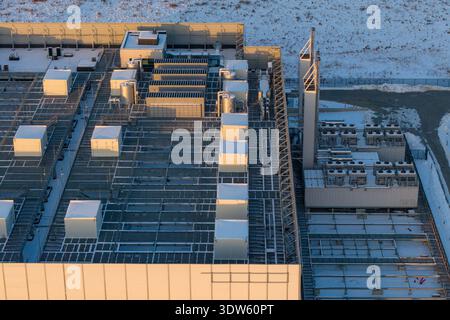 Data center rooftop showing hvac infrastructure, essential for maintaining optimal server temperatures and performance, Warszawa, Województwo mazowiec Stock Photo