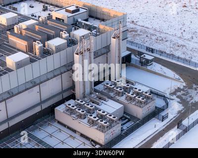Data center building operating high tech infrastructure and cooling systems for advanced ai and cybersecurity services, Warszawa, Województwo mazowiec Stock Photo