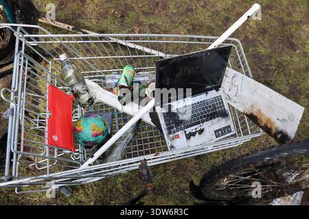 Hamburg, Germany. 25th Feb, 2026. A shopping cart, bicycle, laptop and other garbage can be seen during the "Hamburg cleans up!" garbage diving campaign on the Isebek Canal at Hoheluftbrücke. In addition to diving groups from the police, fire department and DLRG (German Life Saving Association), thousands of volunteers in Hamburg have been helping to keep the city clean every spring since 1998. Credit: Christian Charisius/dpa/Ģ����ý Live News Stock Photo