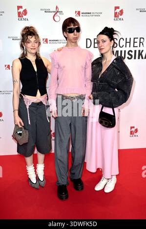 Lotta Kummer Nina Kummer, Johann Bonitz und Lotta Kummer von Blond beim 17 ...