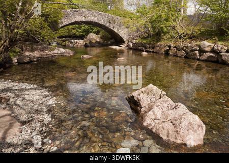 Doctor Bridge, an old packhorse bridge over the River Esk in Eskdale, in the English Lake District Stock Photo