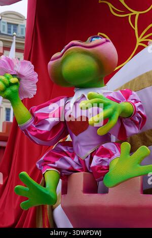 Pink Bloom Design Cute green frog close to pink water lily flower in the forest lake Stock Photo - Alamy