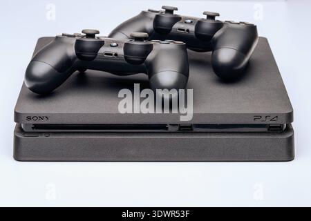 Sony PlayStation 4 mit zwei DualShock 4 Controllern , Deutschland, 27.02.2026, Sony PlayStation 4 PS4 Spielkonsole mit zwei DualShock 4 Controllern auf neutralem grauem Hintergrund. Studioaufnahme einer Videospielkonsole aus der achten Konsolengeneration. *** Sony PlayStation 4 with two DualShock 4 controllers , Germany, 27 02 2026, Sony PlayStation 4 PS4 game console with two DualShock 4 controllers on neutral gray background Studio shot of a video game console from the eighth generation of consoles Stock Photo