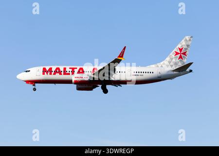AeroClix Model Airplane TUI Boeing 737 Max 8 'Malta' in 1/200 Scale Plane Model for display with stand, push together Model Aircraft for collectors, 21cm length