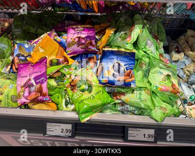 abb / Oster Angebote verschiedene Schokolade Ostereier Eier eigenmarken Bunte verpackung in der Waren Auslage beim Discounter Aldi Nord HH Deutschland *** abb Easter offers various chocolate Easter eggs eggs own brand colorful packaging in the goods display at the discounter Aldi Nord HH Germany Stock Photo