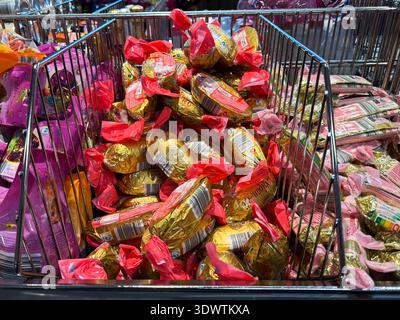abb / Oster Angebote Marzipan Ostereier eigenmarken Bunte verpackung in der Waren Auslage beim Discounter Aldi Nord HH Deutschland *** abb Easter offers Marzipan Easter eggs private label Colorful packaging in the goods display at the discounter Aldi Nord HH Germany Stock Photo