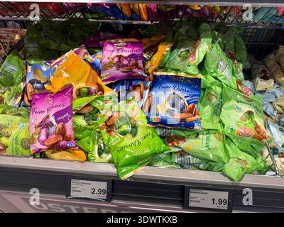 abb / Oster Angebote verschiedene Schokolade Ostereier Eier eigenmarken Bunte verpackung in der Waren Auslage beim Discounter Aldi Nord HH Deutschland *** abb Easter offers various chocolate Easter eggs eggs own brand colorful packaging in the goods display at the discounter Aldi Nord HH Germany Stock Photo