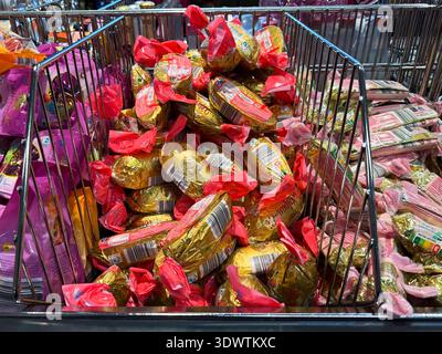 abb / Oster Angebote Marzipan Ostereier eigenmarken Bunte verpackung in der Waren Auslage beim Discounter Aldi Nord HH Deutschland *** abb Easter offers Marzipan Easter eggs private label Colorful packaging in the goods display at the discounter Aldi Nord HH Germany Stock Photo