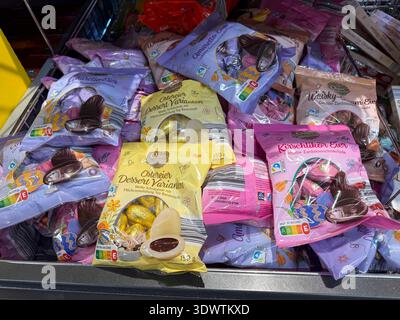 abb / Oster Angebote verschiedene Schokolade Ostereier Eier eigenmarken Bunte verpackung in der Waren Auslage beim Discounter Aldi Nord HH Deutschland *** abb Easter offers various chocolate Easter eggs eggs own brand colorful packaging in the goods display at the discounter Aldi Nord HH Germany Stock Photo