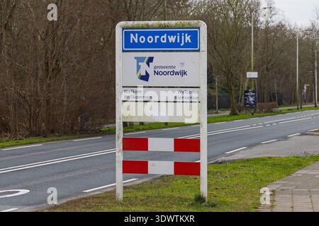 Entrance road sign for the town of Noordwijk in the Netherlands, showing the municipal logo and welcome greetings in multiple languages. Noordwijk Net Stock Photo