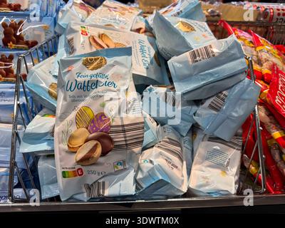abb / Oster Angebote verschiedene Schokolade Osterhasen Ostereier Waffel Kekse eigenmarken Bunte verpackung in der Waren Auslage beim Discounter Aldi Nord HH Deutschland *** abb Easter offers various chocolate Easter bunnies Easter eggs Waffle cookies own brands Colorful packaging in the goods display at the discounter Aldi Nord HH Germany Stock Photo