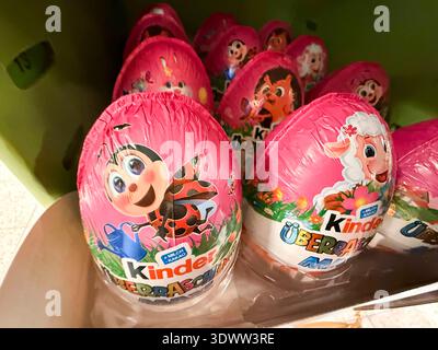 abb / Oster Kinder Ferrero Scholkolade Angebote grosse UE-Ü Eier Kinder Maxi Schokolade Ueberraschungs Ei Bunte verpackung Scholkolade Bunte verpackung in der Waren Auslage Aufsteller im Rewe Supermarkt HH Deutschland *** abb Easter children Ferrero Scholkolade offers big UE Ü eggs children maxi chocolate surprise egg colorful packaging Scholkolade colorful packaging in the goods display stand in Rewe supermarket HH Germany Stock Photo
