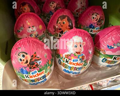 abb / Oster Kinder Ferrero Scholkolade Angebote grosse UE-Ü Eier Kinder Maxi Schokolade Ueberraschungs Ei Bunte verpackung Scholkolade Bunte verpackung in der Waren Auslage Aufsteller im Rewe Supermarkt HH Deutschland *** abb Easter children Ferrero Scholkolade offers big UE Ü eggs children maxi chocolate surprise egg colorful packaging Scholkolade colorful packaging in the goods display stand in Rewe supermarket HH Germany Stock Photo