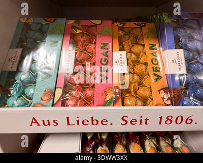 abb / Oster Niederegger Vegane Marzipan Angebote verschiedene Schokolade Ostereier geschenk karton Bunte verpackung in der Waren Auslage beim Rewe Supermarkt HH Deutschland *** abb Easter Niederegger vegan marzipan offers various chocolate Easter eggs gift box colorful packaging in the goods display at Rewe supermarket HH Germany Stock Photo