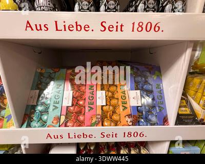 abb / Oster Niederegger Vegane Marzipan Angebote verschiedene Schokolade Ostereier geschenk karton Bunte verpackung in der Waren Auslage beim Rewe Supermarkt HH Deutschland *** abb Easter Niederegger vegan marzipan offers various chocolate Easter eggs gift box colorful packaging in the goods display at Rewe supermarket HH Germany Stock Photo
