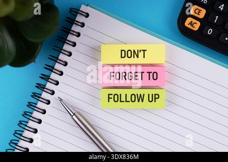 High angle view of sticky note with text Don't Forget to Follow up Stock Photo