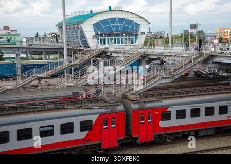 NOVOSIBIRSK, RUSSIA - AUGUST 29, 2025: View on the pedestrian crossing over the railway tracks, Novosibirsk Stock Photo
