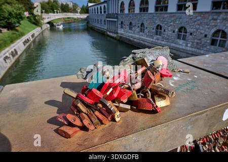 Liebesschloesser am Gelaender der Metzgerbruecke  über den Fluss Ljubljanica, Ljubljana, Slowenien, Europa |love padlocks on fence of the Butchers Bri Stock Photo