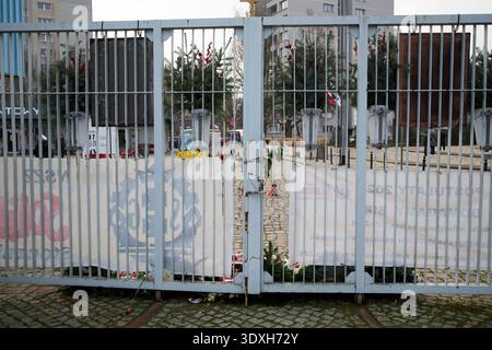 looking out through shut gates gdansk shipyard formerly lenin shipyard site of the rise of the solidarity movement in poland in  1980s gdansk poland Stock Photo