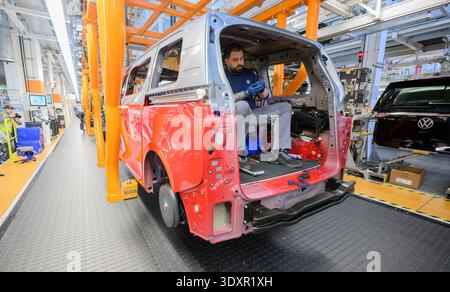 Hanover, Germany. 04th Mar, 2026. Employees assemble ID Buzz electric ...