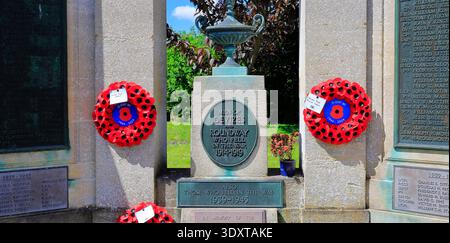 The war memorial at Devizes to The Men of Roundway and Devizes, with poppy wreaths. Devizes, Wiltshire, West of England, United Kingdom Stock Photo
