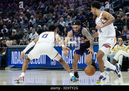 Phoenix Suns forward Ryan Dunn (0) gets off a shot against Golden State ...