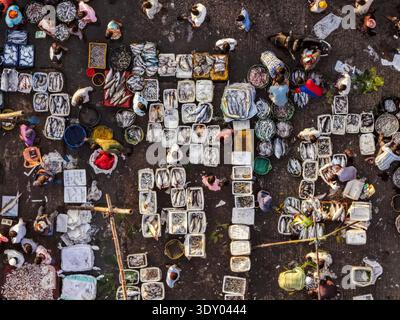 Chittagong, Bangladesh - 26 November 2025: Aerial view of Fishery Ghat bustling with vendors displaying silvery fish in geometric boxes, creating a vi Stock Photo