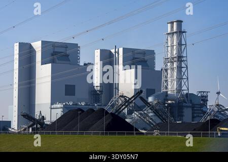The Eemshaven coal power plant, Eemshavencentrale, operated by RWE  Generation, one of the 3 large power plants in the Eemshaven energy park,  has an ou Stock Photo - Alamy