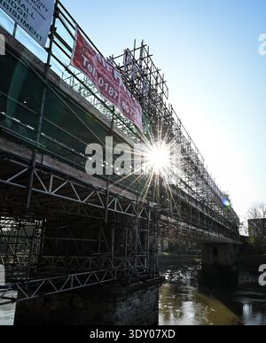 Bristol, UK. 4th Mar, 2025. Construction work underway on Vauxhall Bridge in Bristol. The Grade II listed pedestrian and cycle bridge linking Southville and Spike Island. It spans the New Cut of the River Avon and is currently undergoing a major restoration, with closure expected until late 2026. Credit: Thomas Faull/Ģ����ý Live News Stock Photo